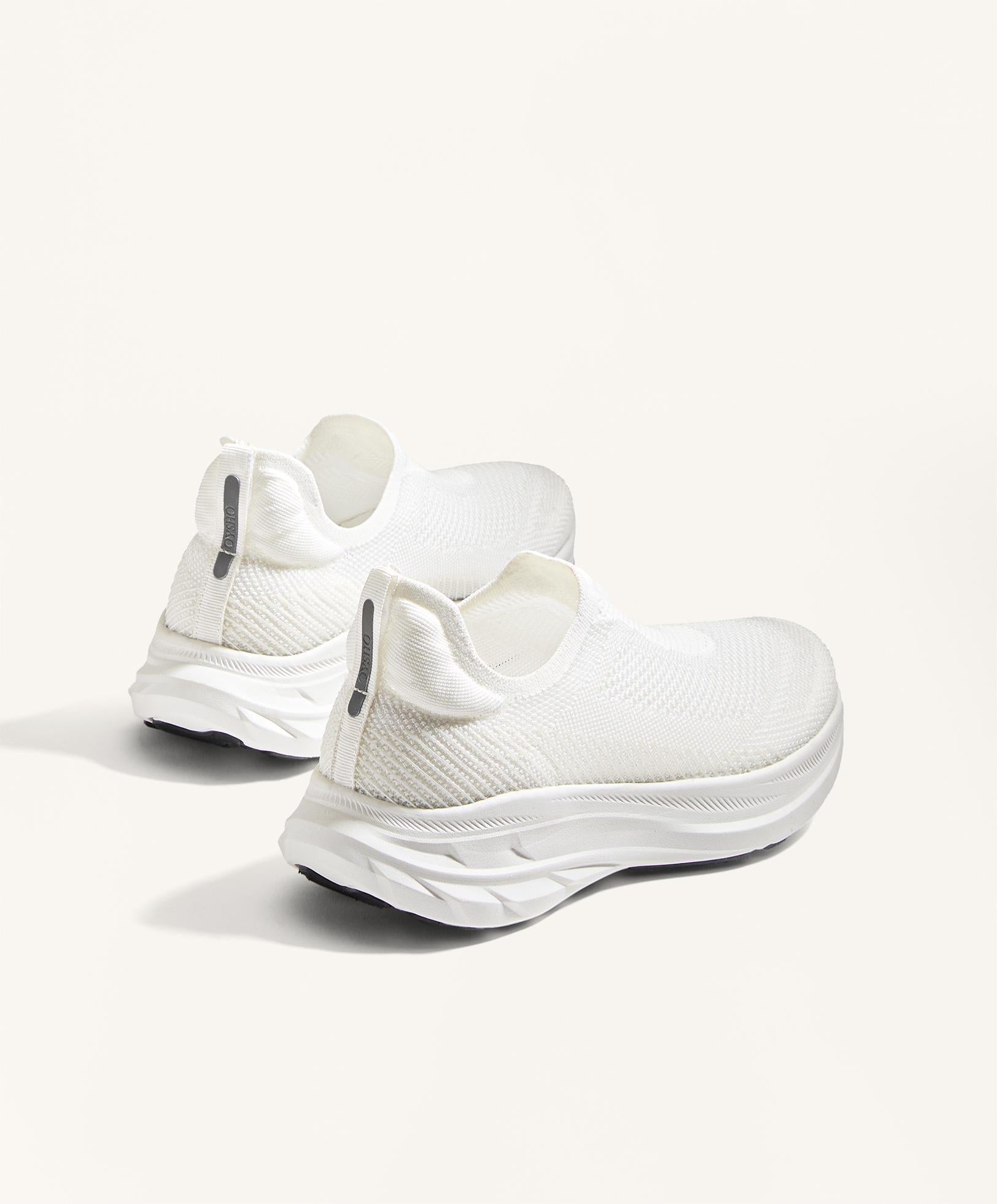 ENTRY LEVEL LACELESS RUNNING SHOE