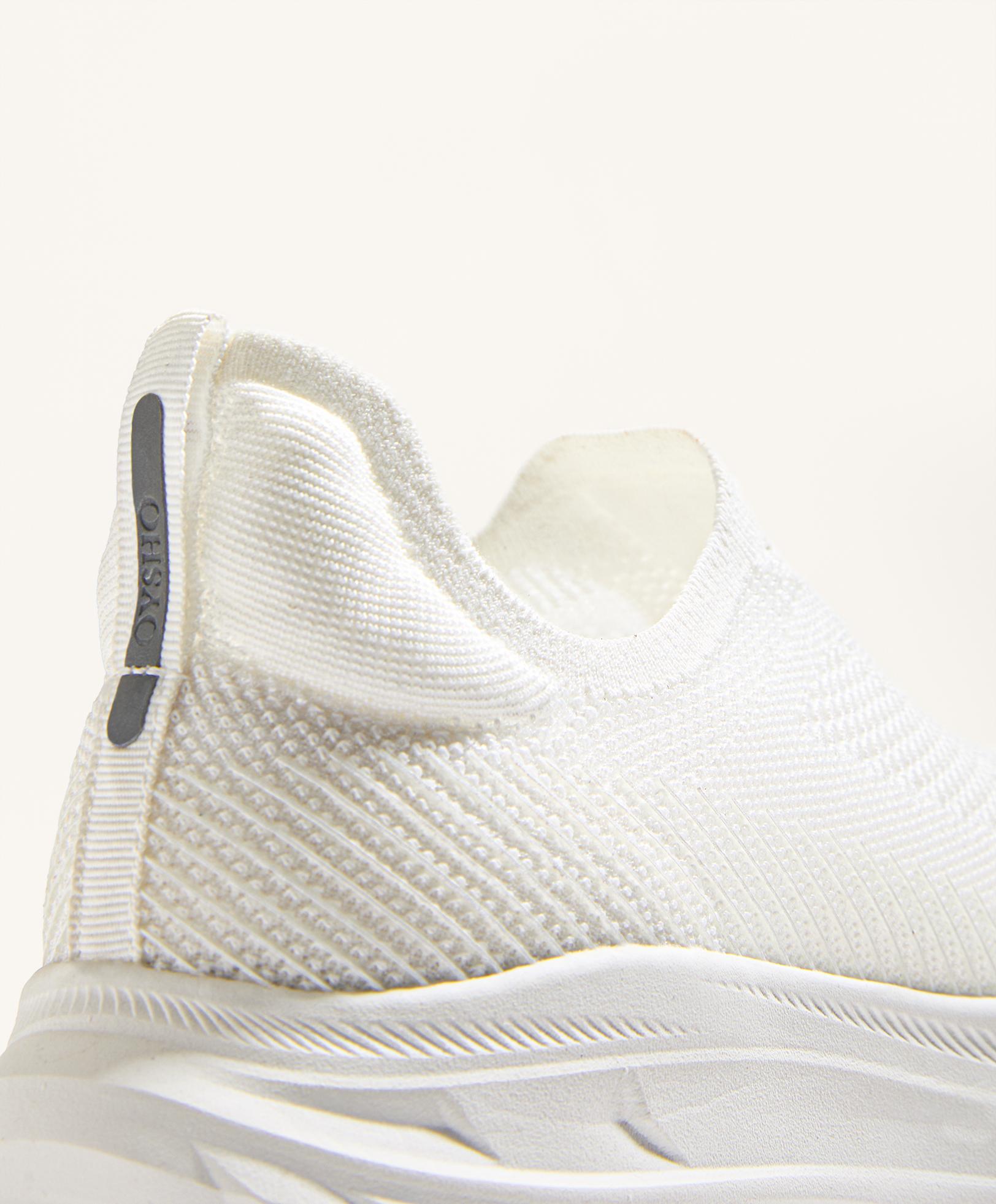 ENTRY LEVEL LACELESS RUNNING SHOE