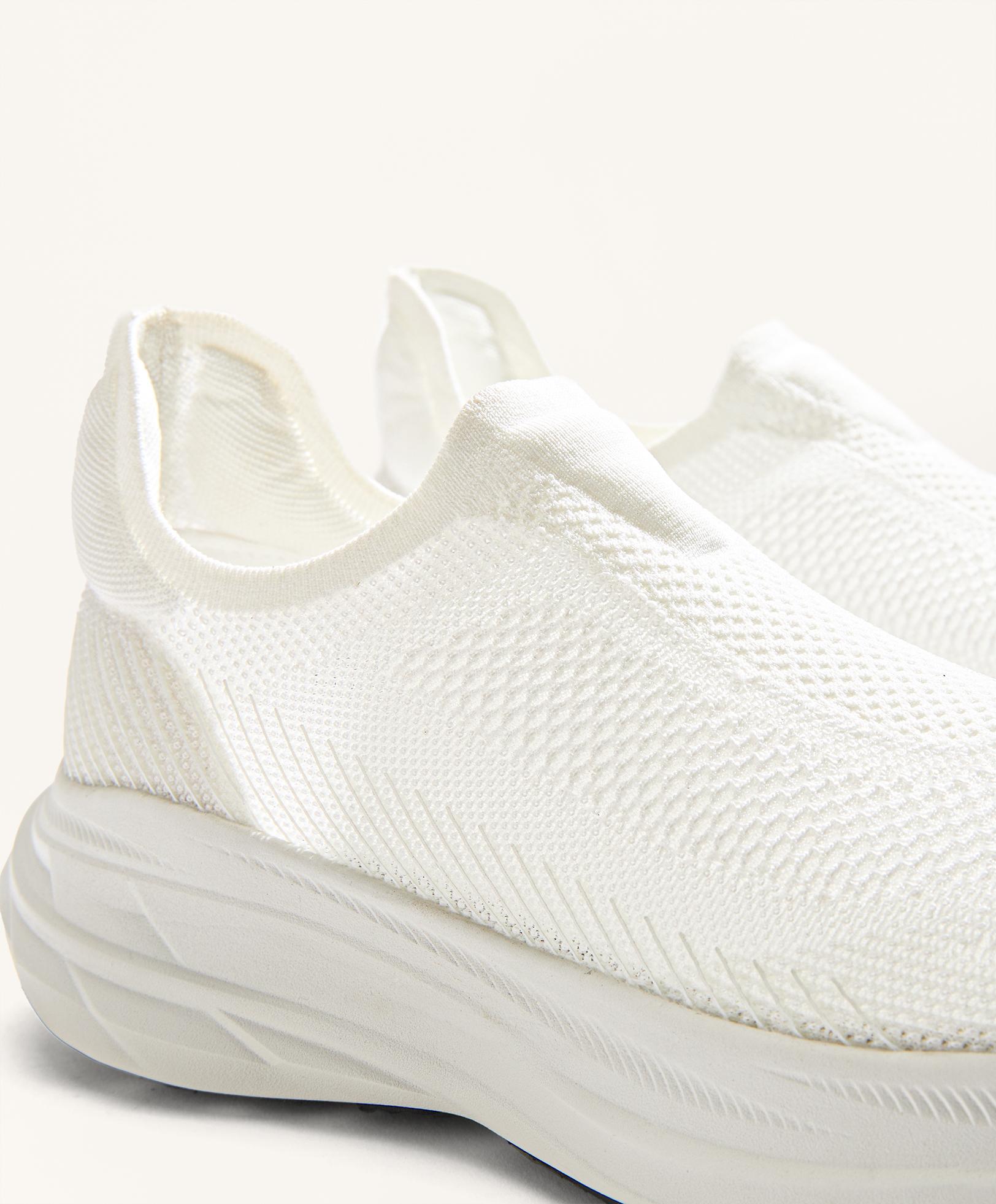 ENTRY LEVEL LACELESS RUNNING SHOE