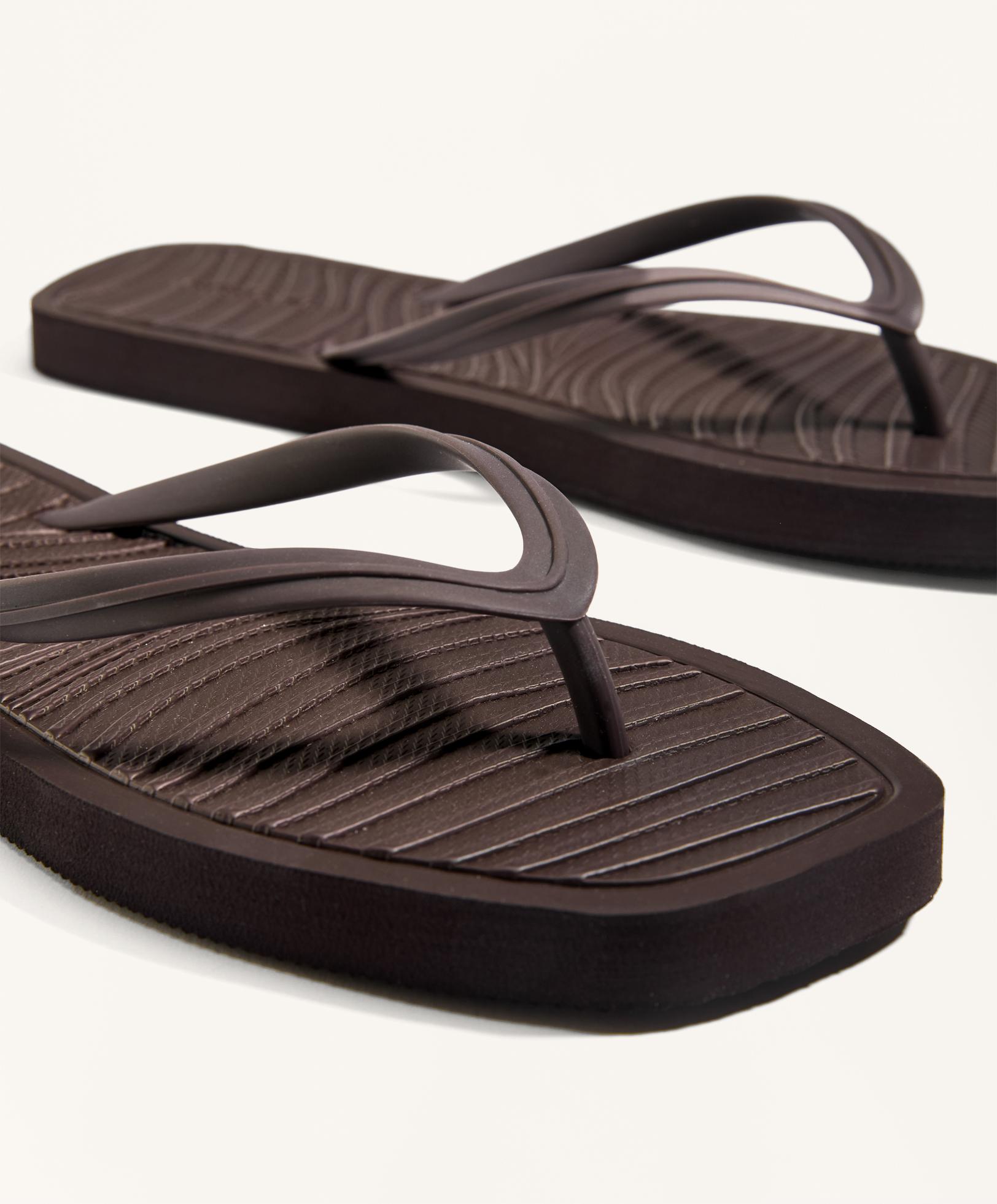 TEXTURED BEACHWEAR SANDALS