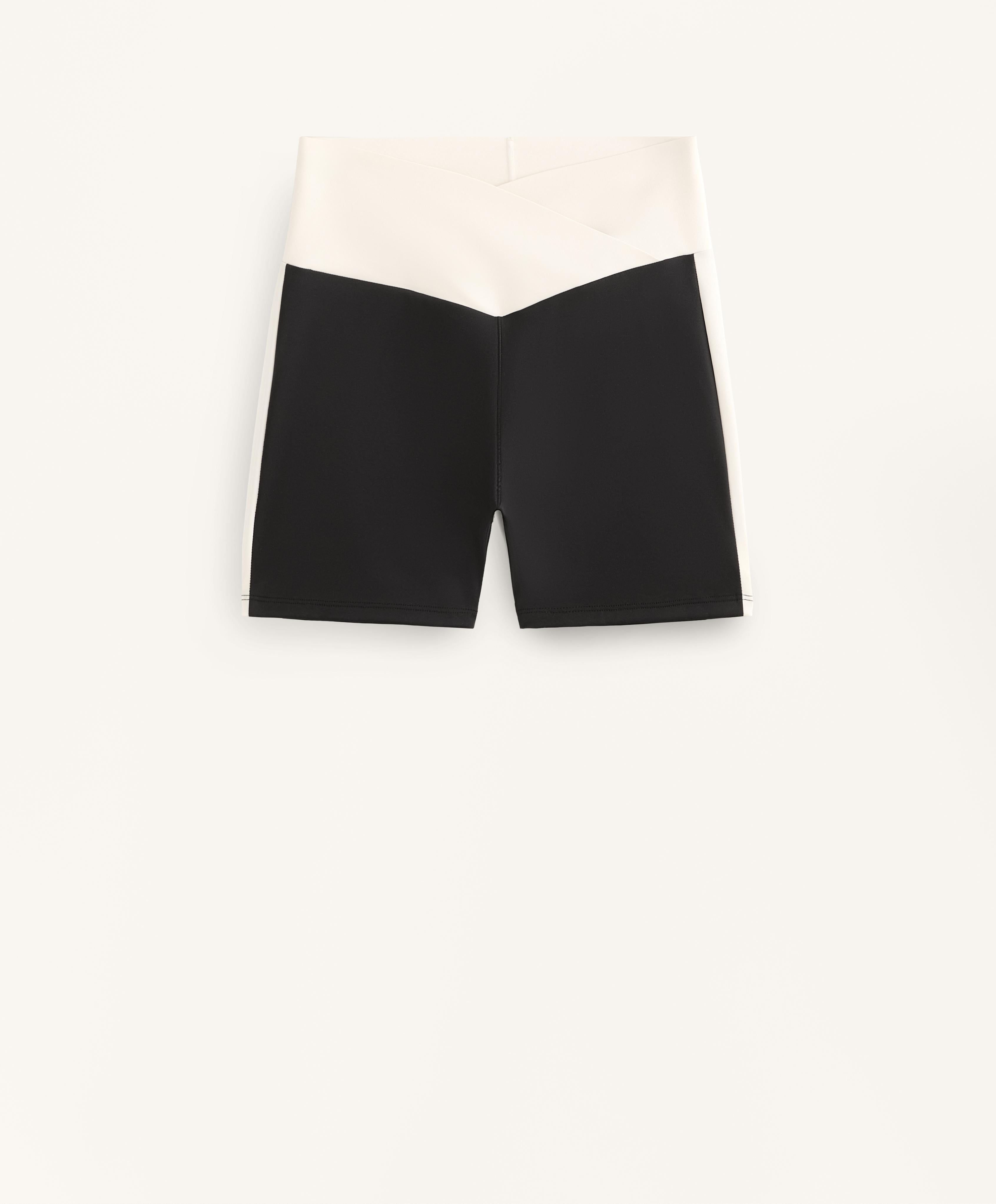 PERFECT ADAPT HIGH RISE V WAIST 10CM HOT PANT LEGGINGS