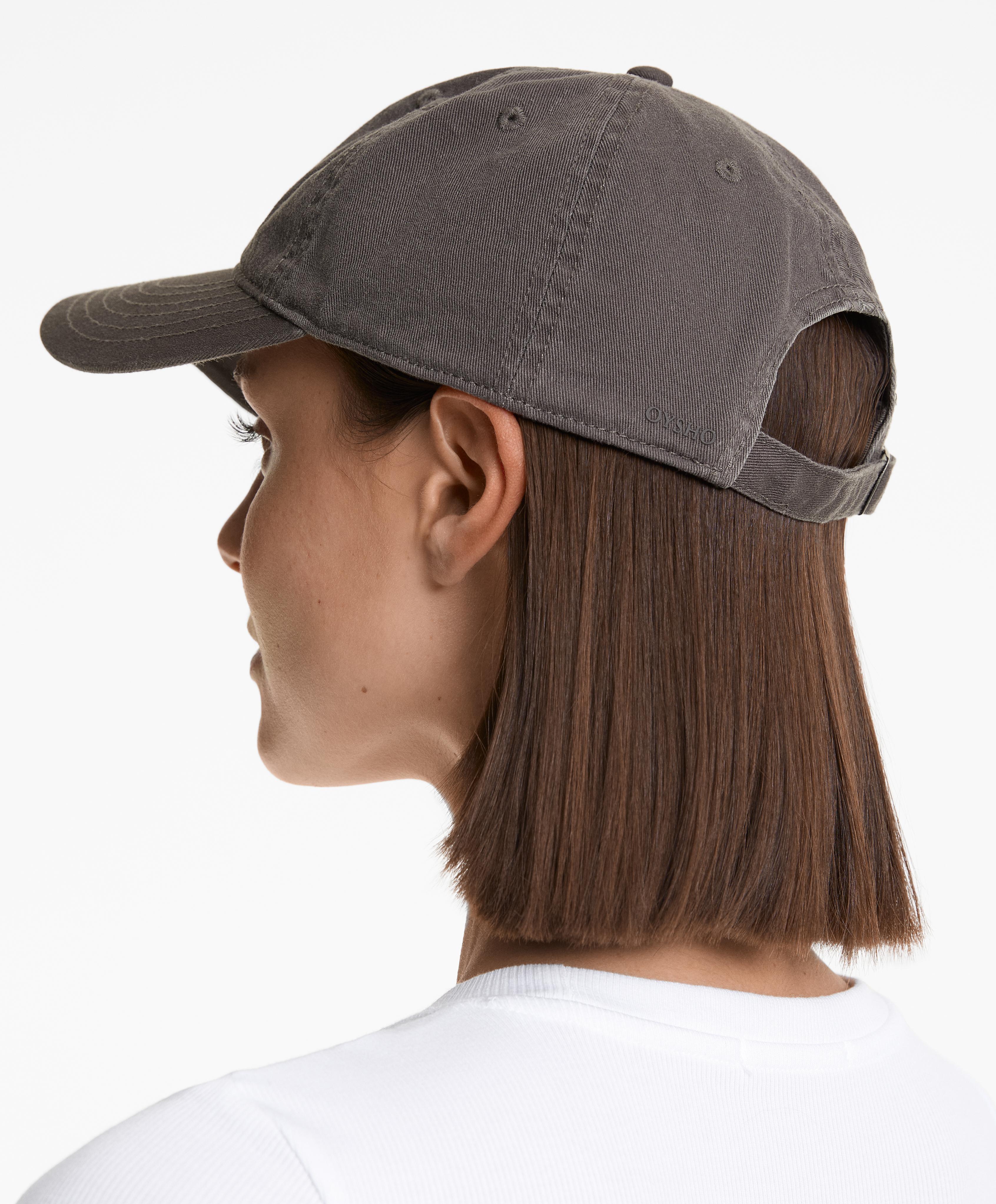 100% COTTON CAP WITH WASHED EFFECT