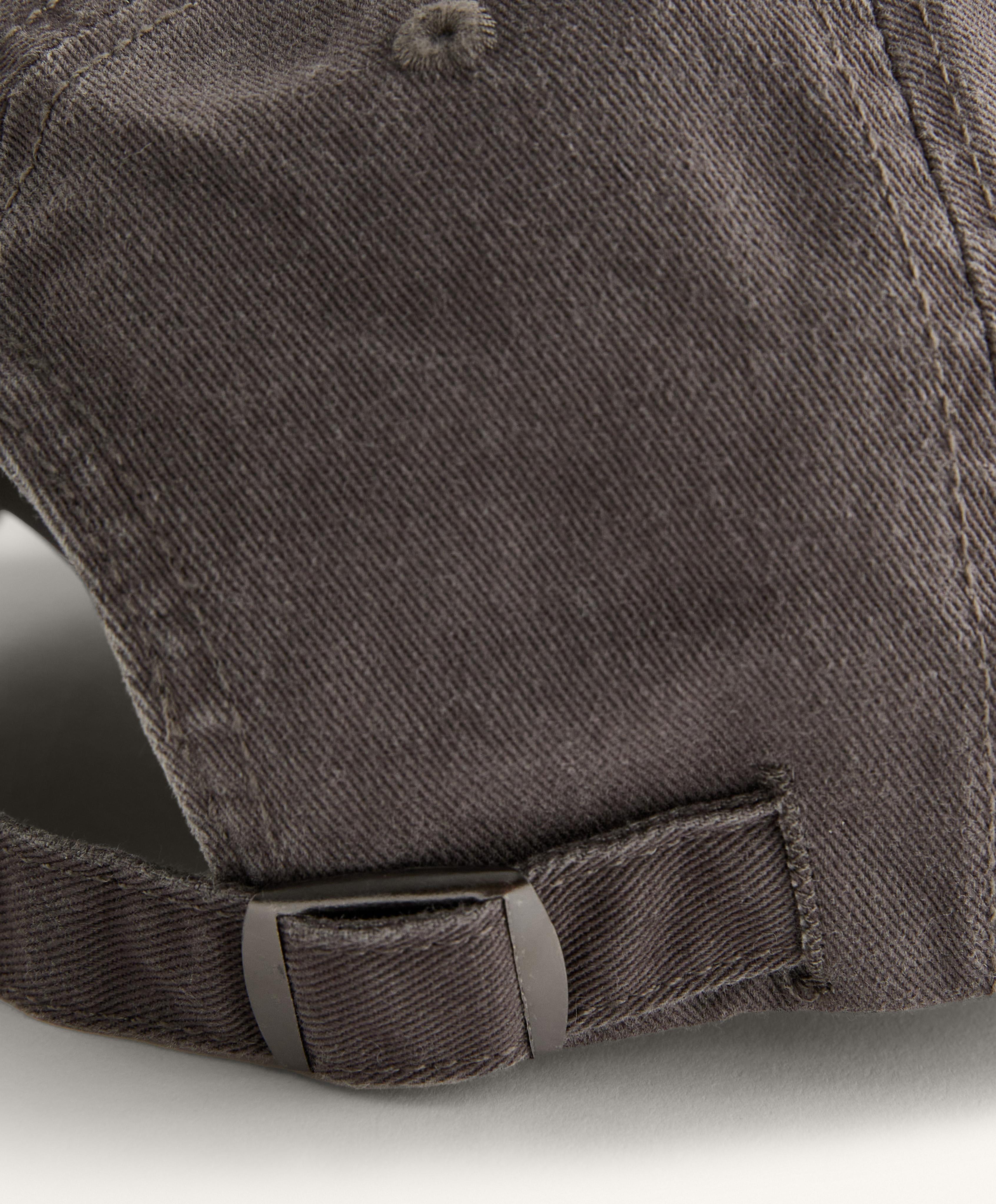 100% COTTON CAP WITH WASHED EFFECT