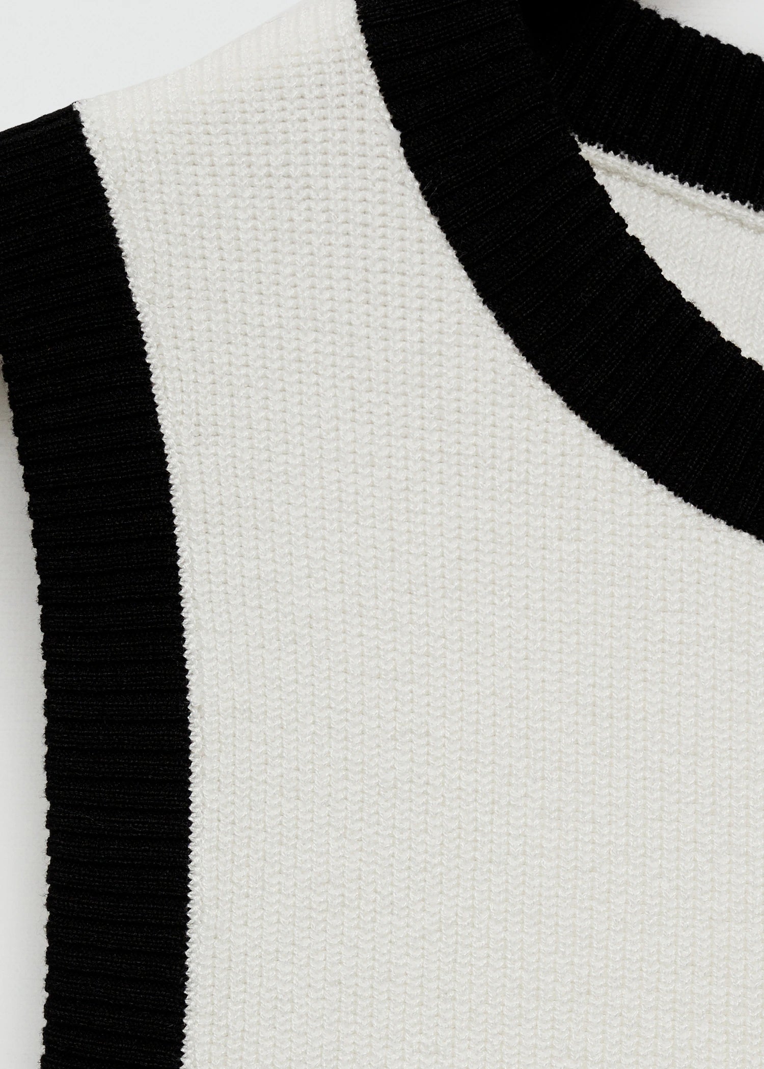 Knitted Top With Contrasting Piping