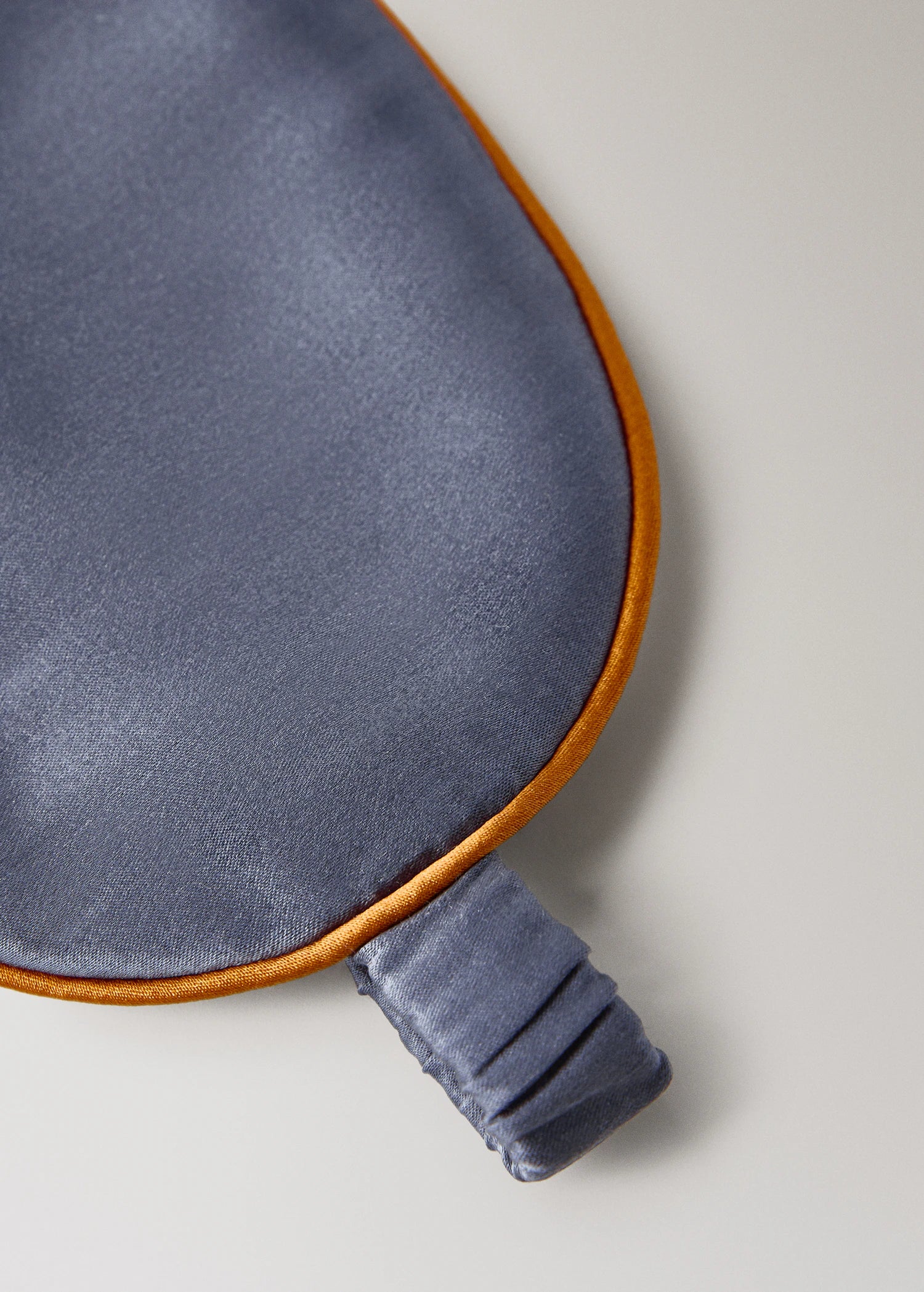 Silk Mask With Contrast Piping