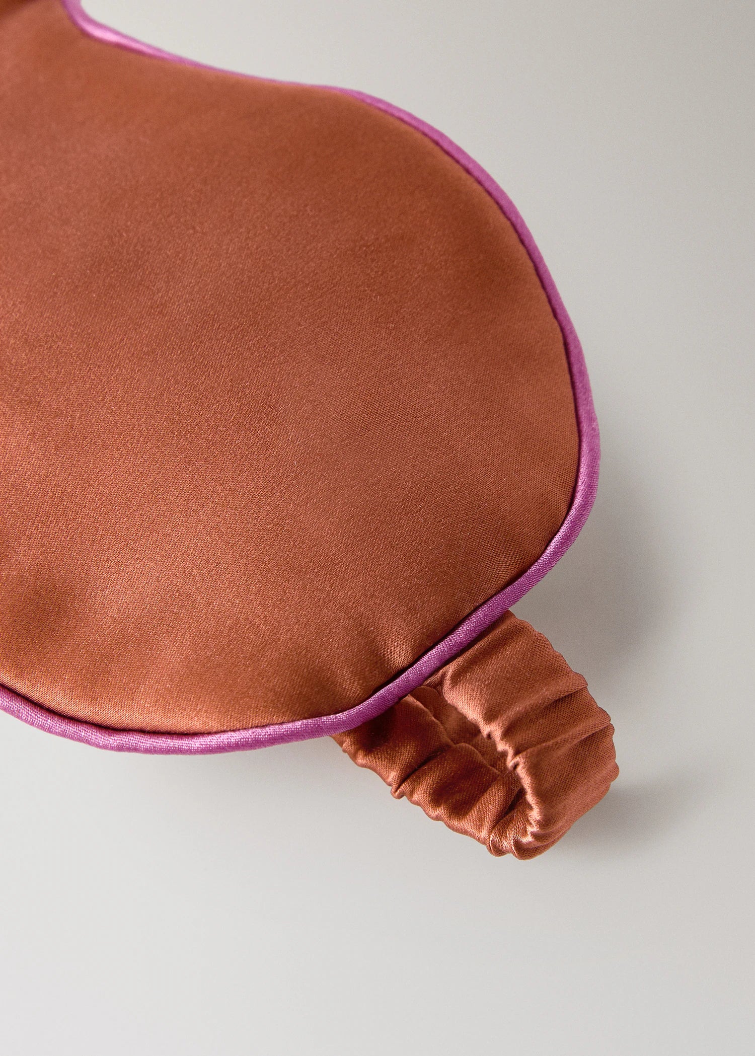 Silk Mask With Contrast Piping