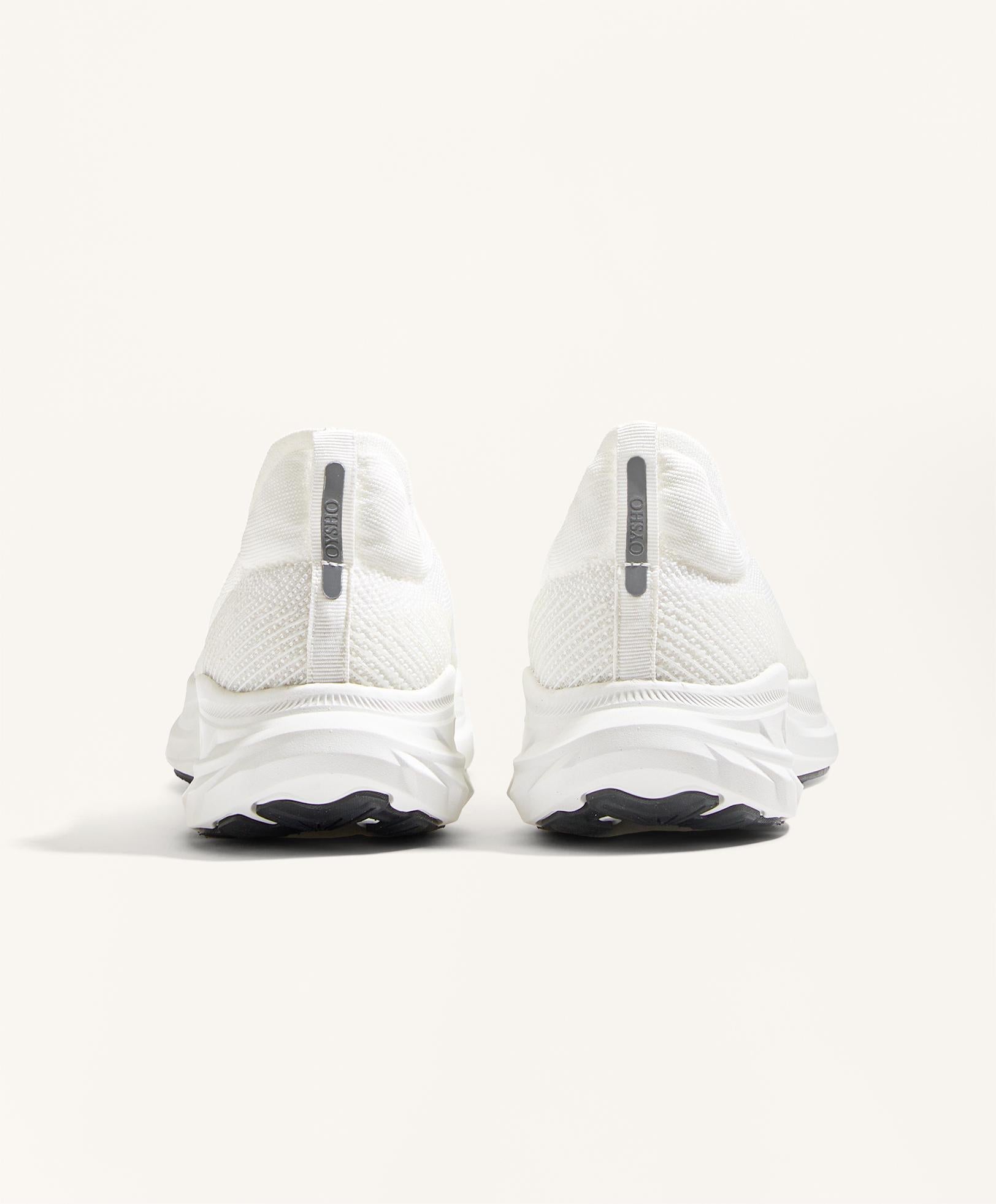 ENTRY LEVEL LACELESS RUNNING SHOE