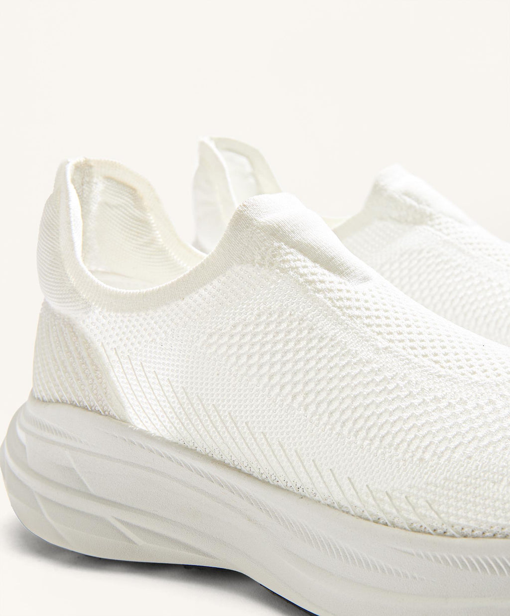 ENTRY LEVEL LACELESS RUNNING SHOE