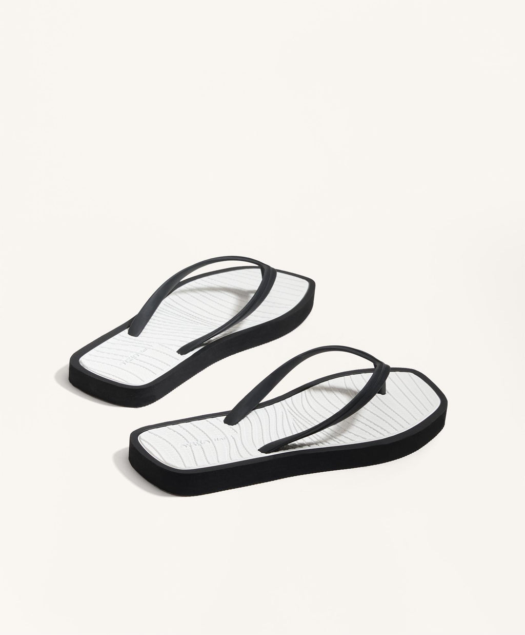 TEXTURED BEACHWEAR SANDALS