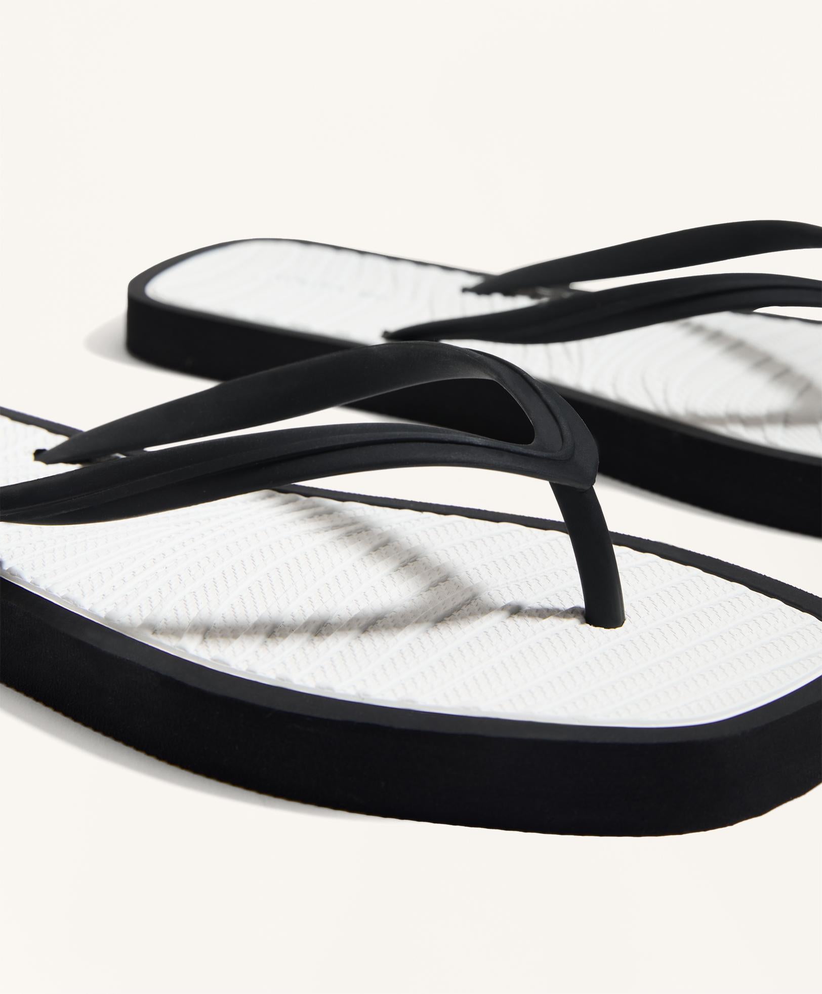 TEXTURED BEACHWEAR SANDALS