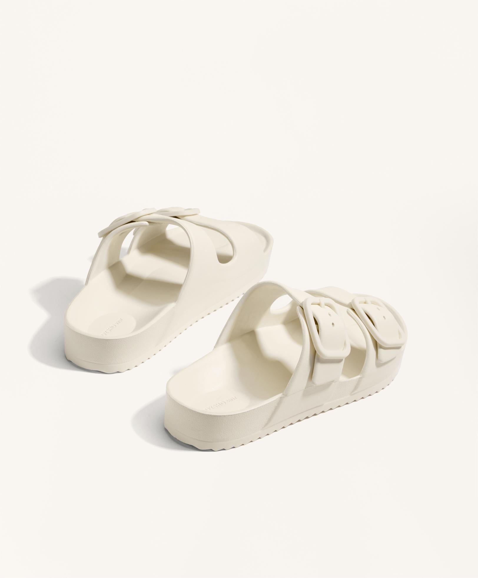 BUCKLE SANDALS