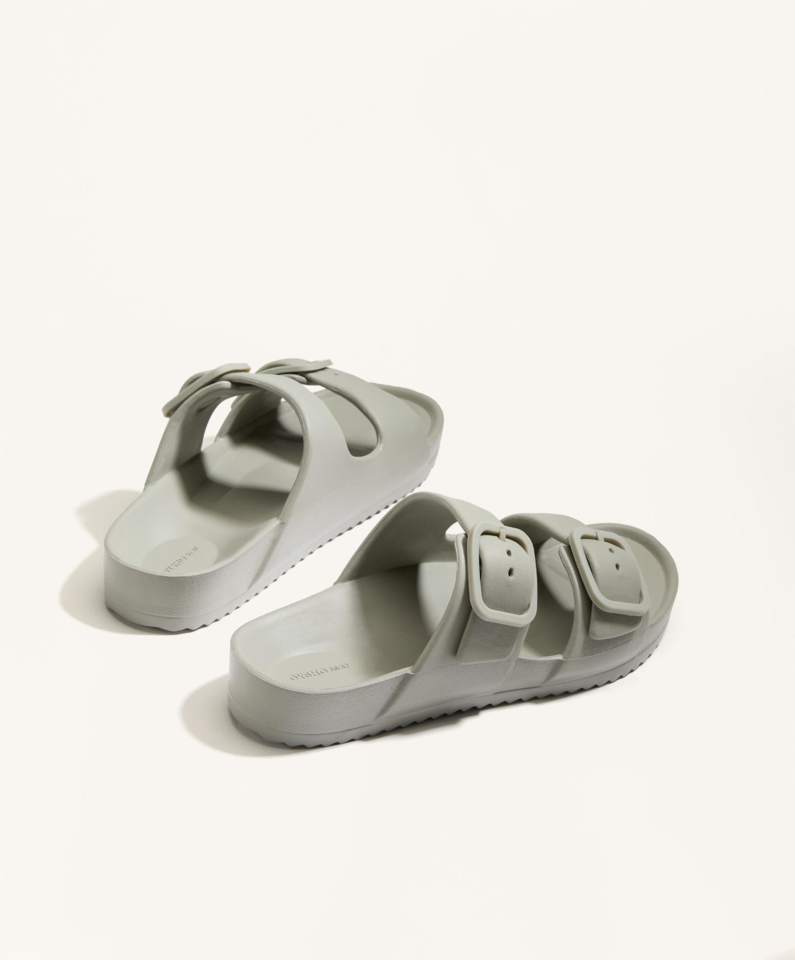 BUCKLE SANDALS