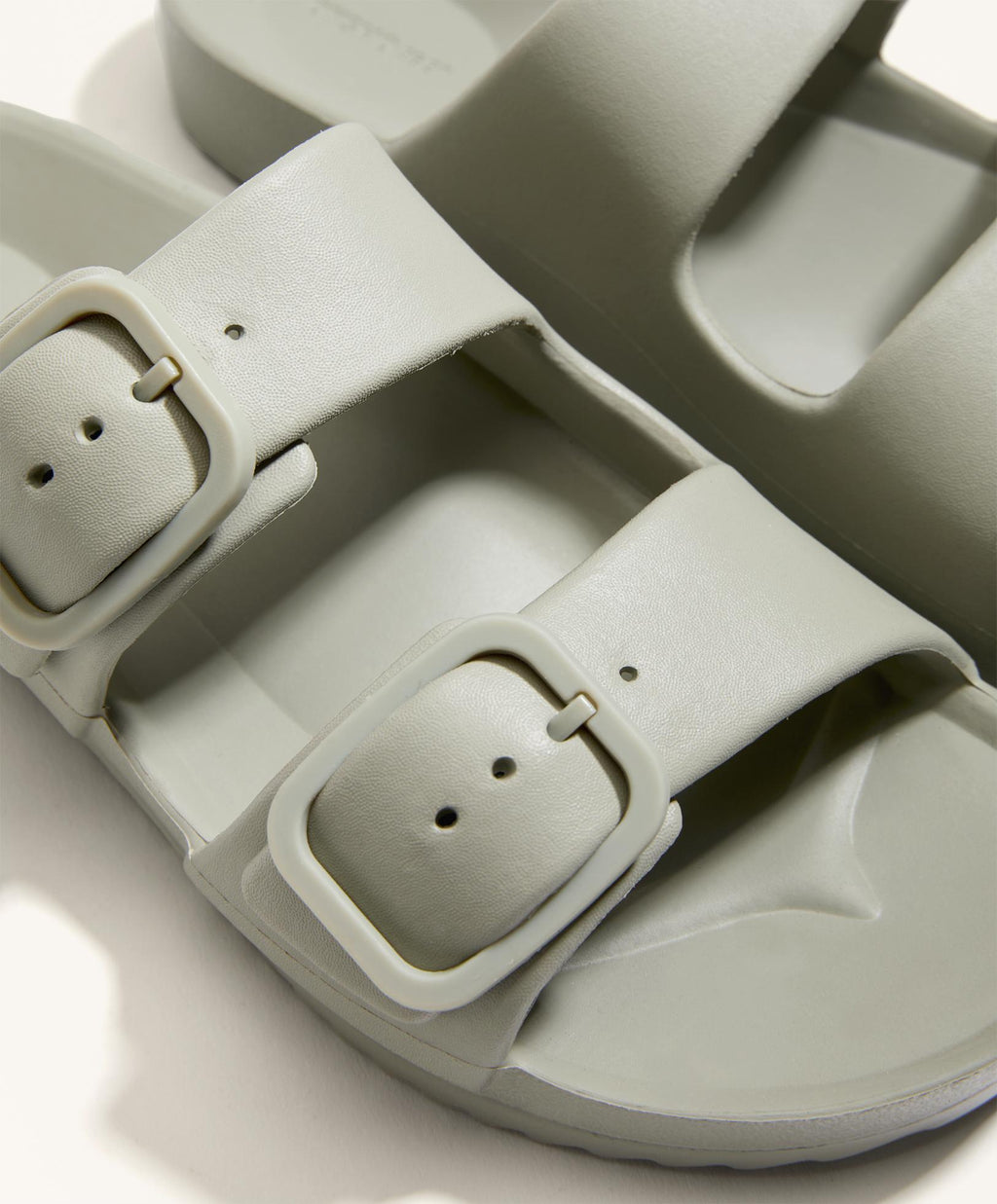 BUCKLE SANDALS