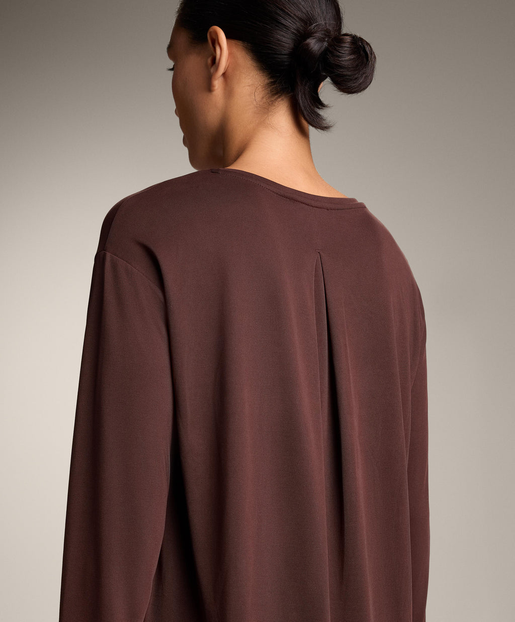 LONG SLEEVE T SHIRT WITH BACK PLEAT IN A MODAL BLEND