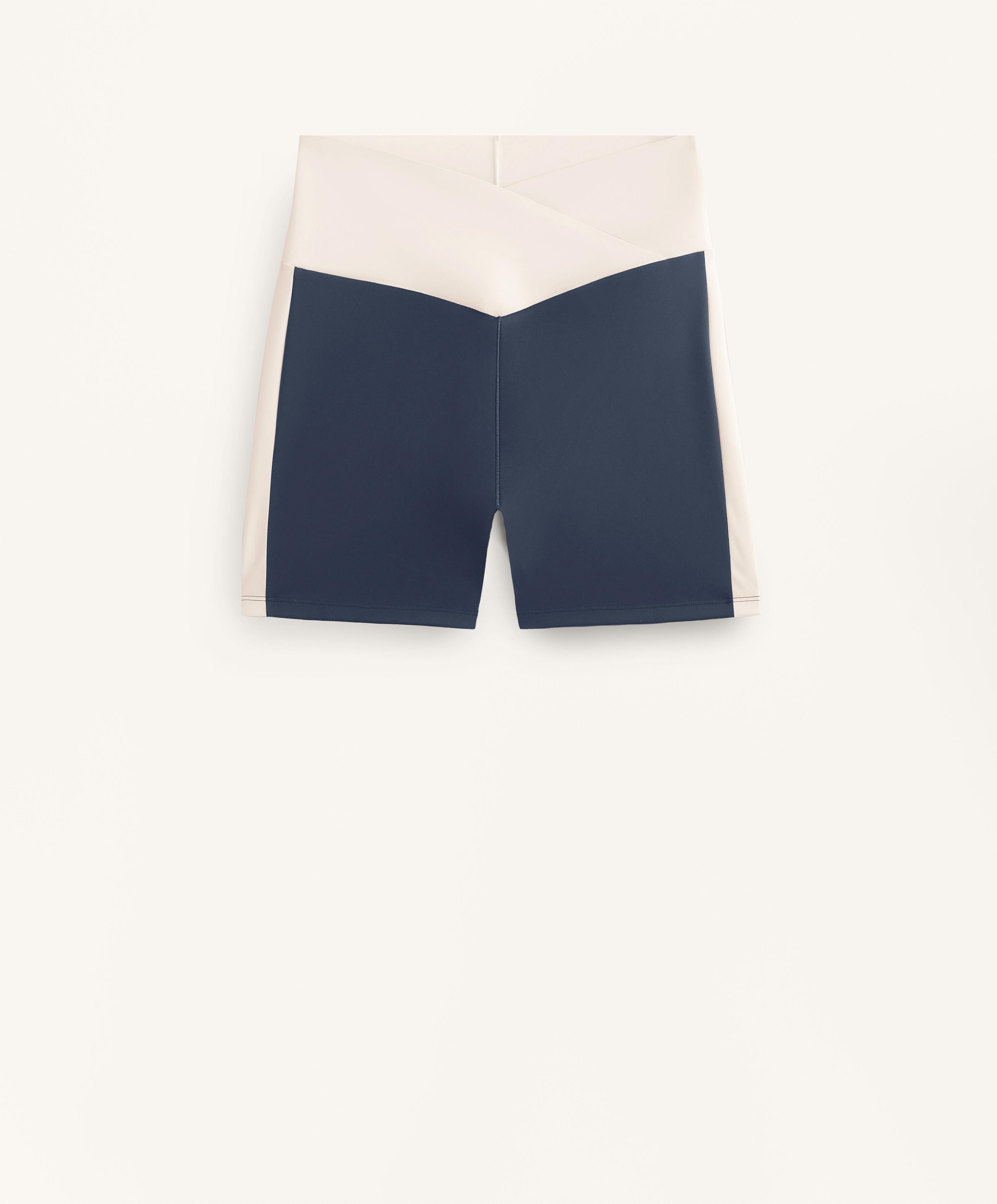 PERFECT ADAPT HIGH RISE V WAIST 10CM HOT PANT LEGGINGS