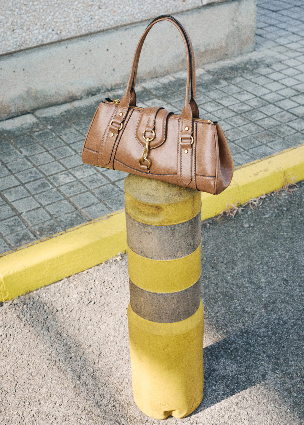 Medium Shoulder Bag With Snap Hook Caramel