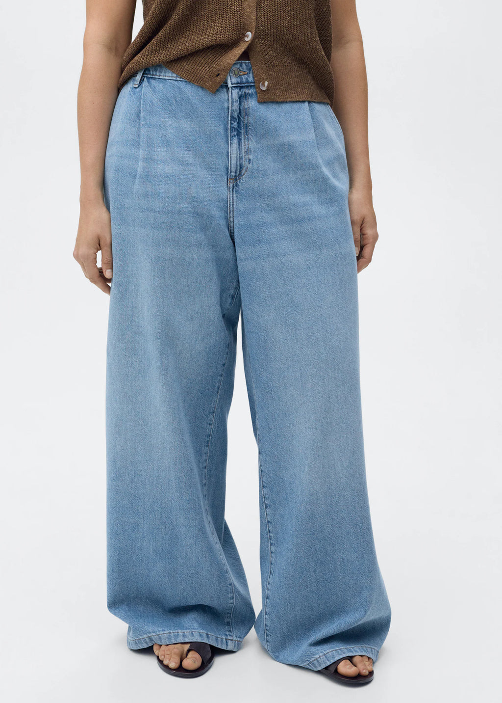 Wide Leg Pleated Jeans